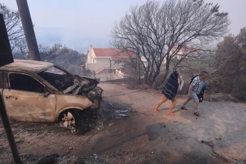 21.06.2025., Pisak - Turisti bjeze iz apartmana nakon sto je rano jutros izbio je veliki pozar u sumi iznad magistrale. Bura otezava situaciju, a uz vatrogasce na terenu, u gasenju pozara sudjeluju i mjestani. Kako nesluzbeno doznaje Dalmacija Danas, u tijeku je evakuacija gradjana i turista. Photo: Ivo Cagalj/PIXSELL