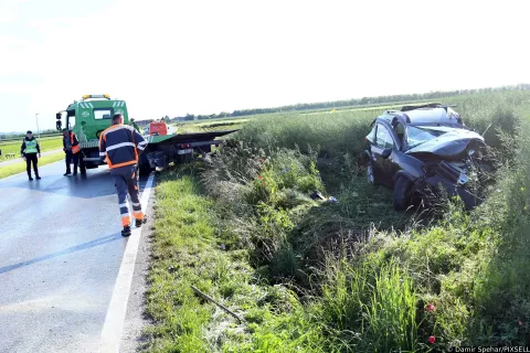 18.05.2025., Peteranec - Na otvorenom djelu DC – 41, Koprivnica – Peteranec doslo je do teske prometne nesrece izmedju dva osobna vozila gdje su cetiri osobe zadobile tjelesne ozlijede. Jedan automobil od siline udarca odbacen je u obliznje polje uljane repice. Detalji ce biti poznati nakon policijskog ocevida Photo: Damir Spehar/PIXSELL