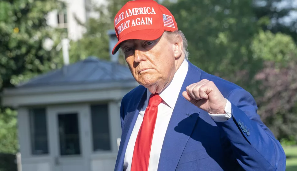 epa12190191 United States President Donald J Trump gestures as he walks on the South Lawn of the White House as he returns to the White House following an overnight visit to the Trump National Golf Club in Bedminster, New Jersey, in Washington, DC, USA, 21 June 2025. Later, the President is expected to receive an intelligence briefing with the National Security Council (NSC). EPA/RON SACHS/POOL