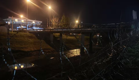 Harmica, 12.11.2015 - Na graničnom prijelazu Harmica sa slovenske strane postavljena je bodljikava žica.foto HINA/ Tomislav PAVLEK/tp