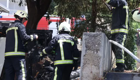 19.06.2025., Sibenik --Kod apoteke na Baldekinu zapalio se drveni otpad,odbaceni namjestaj.brzom intervencijom sibenskih vatrogasaca pozar je ugasen. Photo: Dusko Jaramaz/PIXSELL