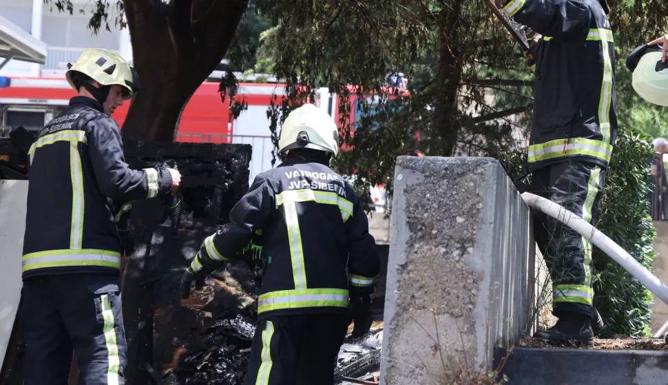 19.06.2025., Sibenik --Kod apoteke na Baldekinu zapalio se drveni otpad,odbaceni namjestaj.brzom intervencijom sibenskih vatrogasaca pozar je ugasen. Photo: Dusko Jaramaz/PIXSELL