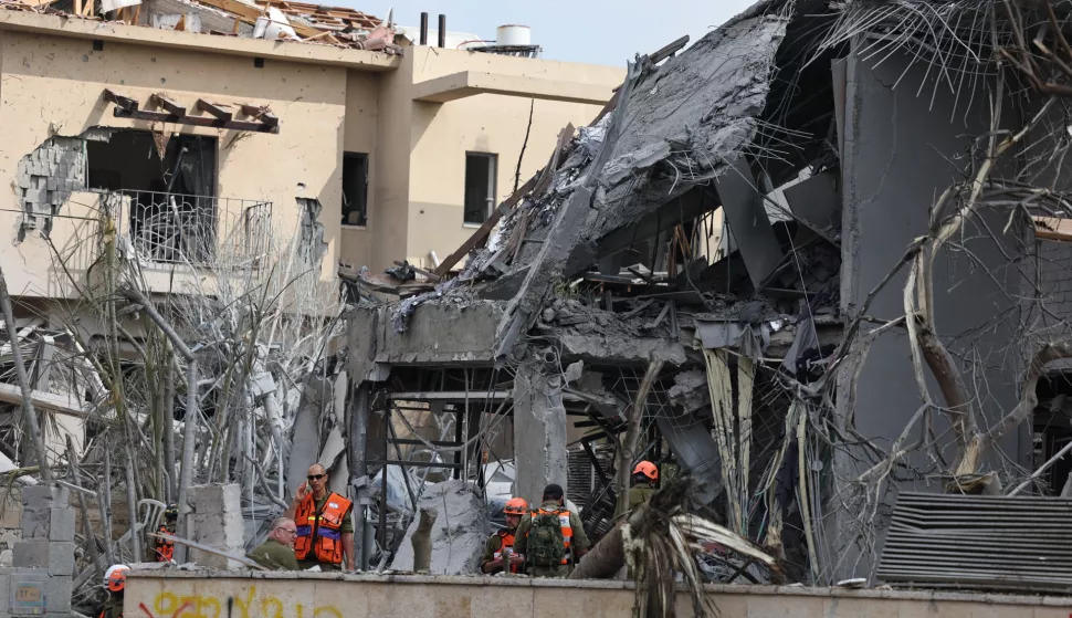 epa12190441 The scene following an Iranian missile strike in Ness Ziona, in southern Tel Aviv, Israel, 22 June 2025. Israel and Iran have been exchanging fire since Israel attacked Iran on 13 June 2025 as part of operation 'Rising Lion'. EPA/ATEF SAFADI