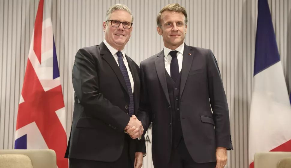 epa12179693 British Prime Minister Kier Starmer (L) and French President Emmanuel Macron shake hands at the start of a bilateral meeting at the G7 Leaders' Summit in Kananaskis, Canada, 16 June 2025. World leaders are gathered from 15 to 17 June 2025 for the annual G7 Summit. EPA/TERESA SUAREZ/POOL