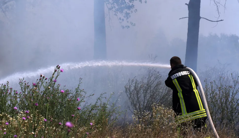 OSIJEK,24. 07. 2009, POŽAR U POLJU KOD PUSTARE ANKIN DVOR...snimio GOJKO MITIĆ