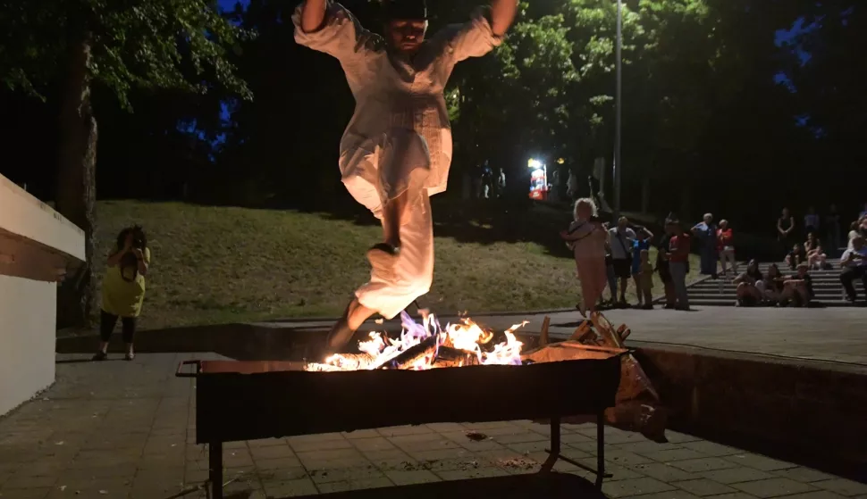 ĐAKOVO - Program i ovogodišnjih, 59. Đakovačkih vezova počeo je uz Bonavitu u Trnavi i u nedjelju navečer Ivanjskim krjesovima, priredbom na pozornici u Strossmayerovu perivoju zvanom i Veliki park.22. lipnja 2025.