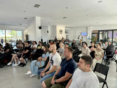 VINKOVCI - Vinkovački gradonačelnik Josip Romić u predvorju Gradske knjižnice i čitaonice uručio je jednokratne novčane naknade za novorođenu djecu - LIPANJ 2025.