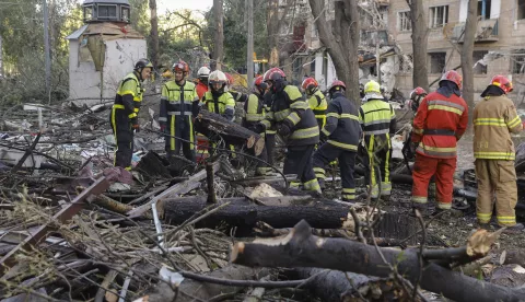 epa12192232 Emergency services at the site of a rocket strike on a five-storey residential building, after a massive overnight attack on Kyiv, Ukraine, 23 June 2025, amid the ongoing Russian invasion. Russian strikes targeted residential buildings, educational institutions, sports facilities, a business center, and cars in the six districts of Kyiv. At least six people died and more than 15 were injured in Kyiv after Russia launched a large-scale combined attack with at least 16 missiles and 352 drones across Ukraine, according to the State Emergency Service. EPA/SERGEY DOLZHENKO