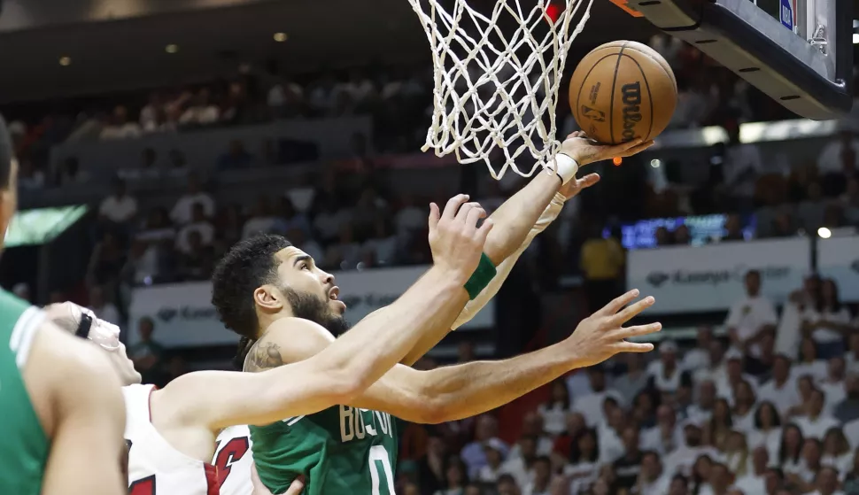 epa10659260 Boston Celtics forward Jayson Tatum (R) shoots around Miami Heat center Cody Zeller (L) during the first half of the NBA basketball Eastern Conference Finals playoff game six between the Miami Heat and the Boston Celtics at the Kaseya Center in Miami, Florida, USA, 27 May 2023. EPA/RHONA WISE SHUTTERSTOCK OUT