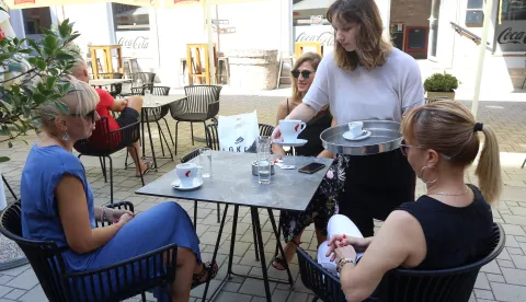 Osijek, 26. 08. 2022, Ugostiteljstvo, kafic, terasa, konobar, konobarica, kavica, ilustracija.snimio GOJKO MITIĆ