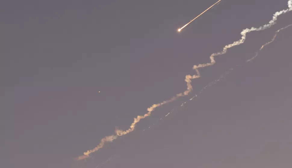 epa12174468 Ballistic missiles and smoke trails from ballistic missiles in the sky above Jerusalem, Israel, 14 June 2025. An Israeli Defense Forces (IDF) spokesperson said Iran launched a wave of ballistic missiles toward Israel, and according to emergency service Magen David Adom (MDA), 41 people were injured, including two in critical condition. EPA/ABIR SULTAN