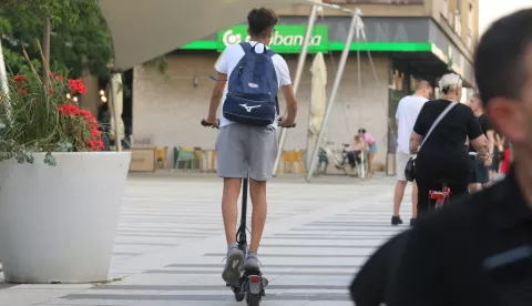 Osijek, 05. 06. 2025, Trg Slobode, oko 19 sati. Problem prometovanja električnim romobilima na Trgu Slobode, največi problem rade mladđi vozači e romobila.... žale se čitatelji. Ilustracija.snimio GOJKO MITIĆ