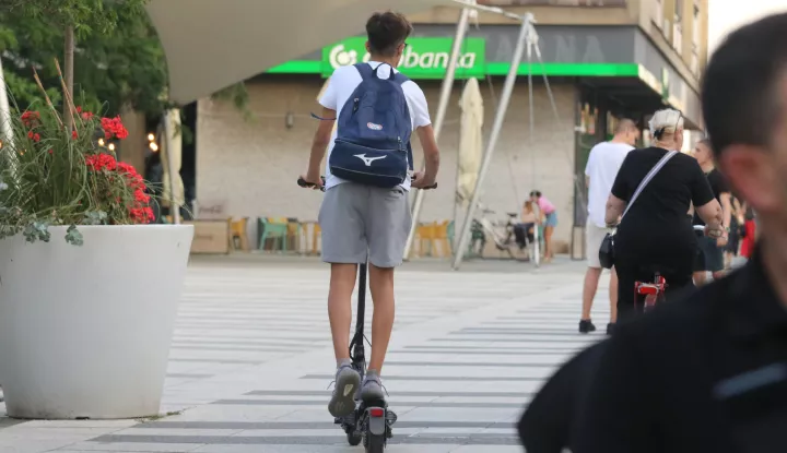 Osijek, 05. 06. 2025, Trg Slobode, oko 19 sati. Problem prometovanja električnim romobilima na Trgu Slobode, največi problem rade mladđi vozači e romobila.... žale se čitatelji. Ilustracija.snimio GOJKO MITIĆ