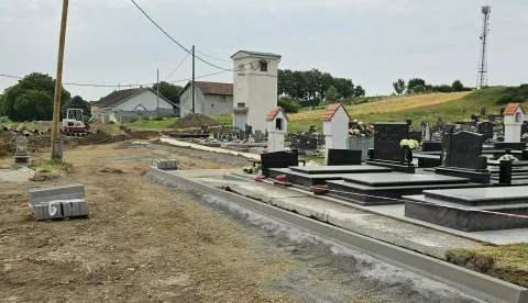 NUŠTARU Općini Nuštar u punom su jeku radovi na izgradnji parkirališta i nove javne rasvjete ispred nuštarskog mjesnog groblja.lipanj 2025.