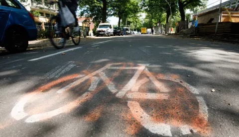 epa12152773 An unofficial cycling path sign is sprayed over with orange paint in Berlin, Germany, 03 June 2025. Activists of the so-called 'Widerstands-Kollektiv' (Resistance collective) tried to transform a street in the Berlin north into an unofficial cycling path, where the former Berlin senate had planned an official one, which got canceled later again by the currently governing senate. EPA/CLEMENS BILAN