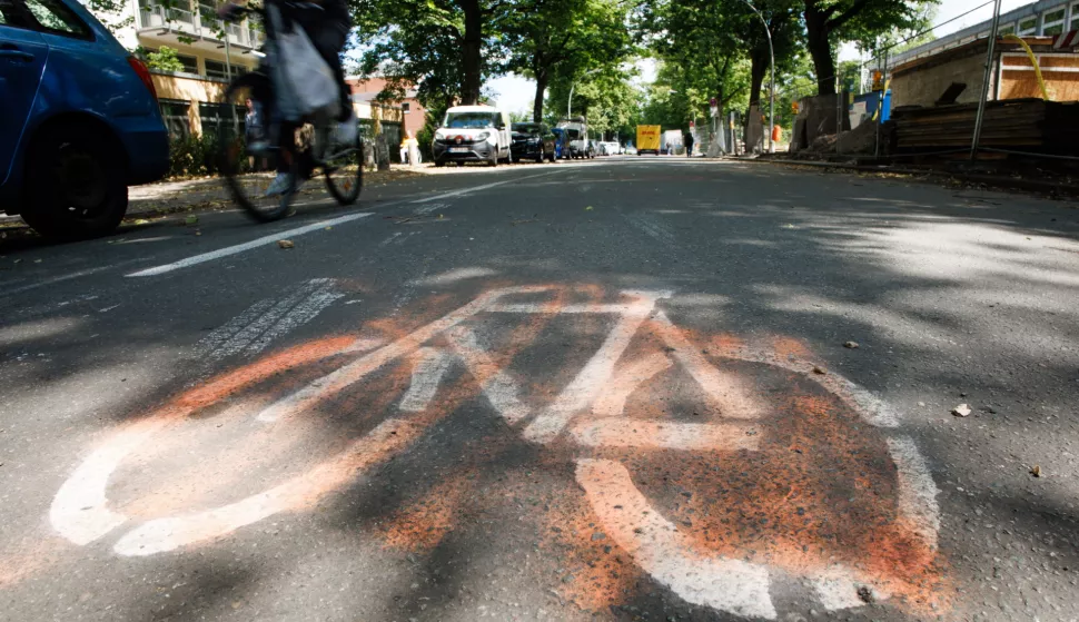 epa12152773 An unofficial cycling path sign is sprayed over with orange paint in Berlin, Germany, 03 June 2025. Activists of the so-called 'Widerstands-Kollektiv' (Resistance collective) tried to transform a street in the Berlin north into an unofficial cycling path, where the former Berlin senate had planned an official one, which got canceled later again by the currently governing senate. EPA/CLEMENS BILAN