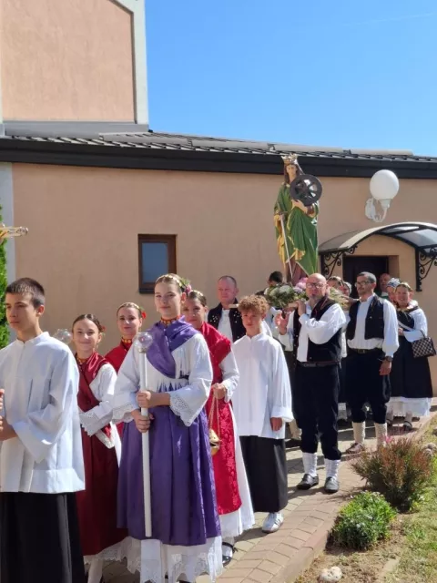 CERIĆMisa u Ceriću, koju je predslavio domaći župnik Krešimir Jukić, bila je posebno svečana - slavlje je bilo u prigodi unošenja i blagoslova novoga kipa sv. Katarine, kojoj je crkva u tom vinkovačkom prigradskom naselju posvećena.lipanj 2025.