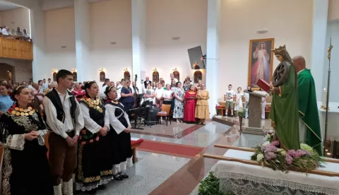 CERIĆMisa u Ceriću, koju je predslavio domaći župnik Krešimir Jukić, bila je posebno svečana - slavlje je bilo u prigodi unošenja i blagoslova novoga kipa sv. Katarine, kojoj je crkva u tom vinkovačkom prigradskom naselju posvećena.lipanj 2025.