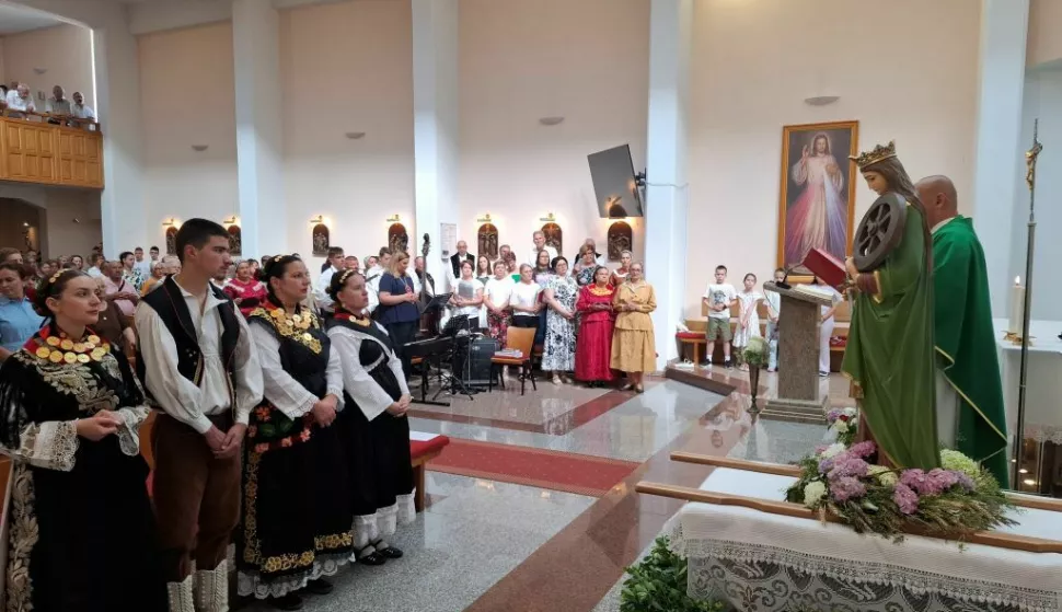 CERIĆMisa u Ceriću, koju je predslavio domaći župnik Krešimir Jukić, bila je posebno svečana - slavlje je bilo u prigodi unošenja i blagoslova novoga kipa sv. Katarine, kojoj je crkva u tom vinkovačkom prigradskom naselju posvećena.lipanj 2025.