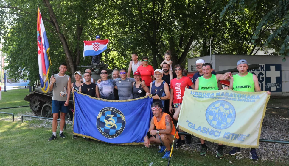 OSIJEK, 27. 06. 2019, TRPIMIROVA ULICA. CRVENI FIĆO. STIGLI SUDIONICI MEMORIJALNE UTRKE " CRVENI FIĆO".snimio GOJKO MITIĆ