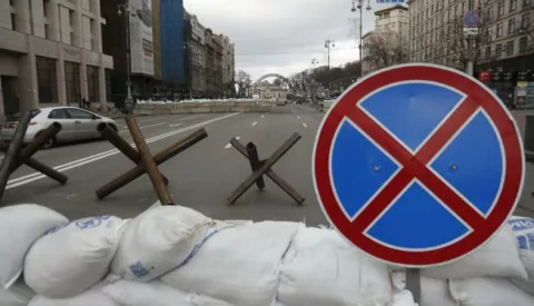 epa09810109 A view of Czech hedgehogs and a sandbag barricade in downtown Kyiv (Kiev), Ukraine, 08 March 2022. According to the United Nations High Commissioner for Refugees (UNHCR), Russia's military invasion of Ukraine, which started on 24 February, has caused destruction of civilian infrastructure as well as civilian casualties, with tens of thousands internally displaced and over two million refugees fleeing Ukraine. EPA/ZURAB KURTSIKIDZE