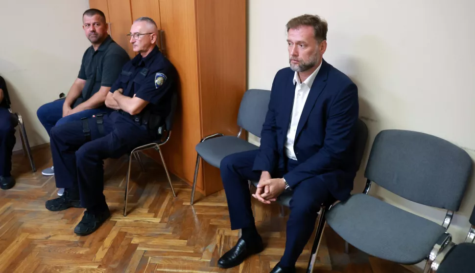 26.06.2025. Vinkovci - Na Op?inskom sudu u Vinkovcima nastavlja se su?enje biv?em ministru Mariju Bano?i?u zbog prometne nesre?e u kojoj je poginuo Goran ?ari? iz Vinkovaca. Na raspravu danas sti?e jedini svjedok nesre?e, voza? kamiona Mirko ?ali?. Photo: Davor Javorovic/PIXSELL