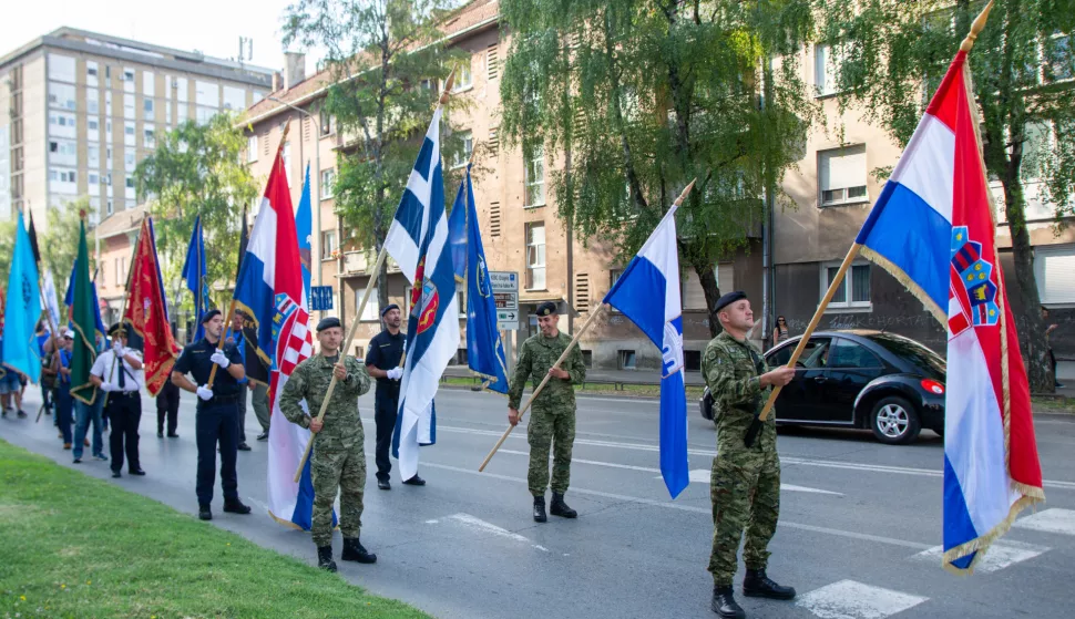 OSIJEK- 28.06.2022., Dan osječkih branitelja, 106. brigade ZNG RH i Hrvatskih dragovoljaca OBŽ, okupljanje kod "Crvenog fiće", svečani mimohod prema Spomeniku poginulim hrvatskim braniteljima, polaganje vijenaca, dokumentarni film u HNK "Šapat vjetra zidove slama".Foto: Andrea Ilakovac