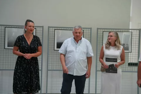 U predvorju Gradske knjižnice i čitaonice Vinkovci otvorena je izložba fotografija naslovljena "Dohvati svoje snove", uglednog vinkovačkog autora Zvonimira Tanockog