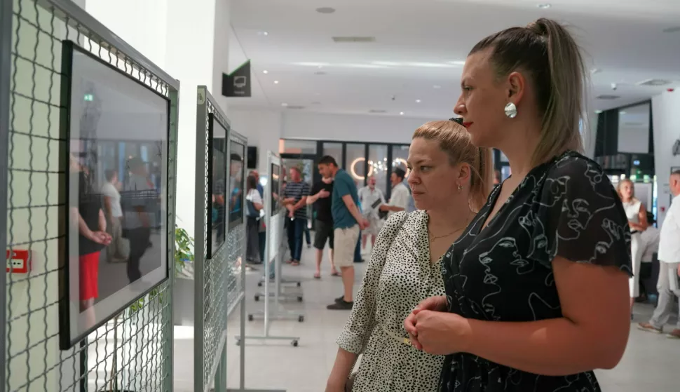 U predvorju Gradske knjižnice i čitaonice Vinkovci otvorena je izložba fotografija naslovljena "Dohvati svoje snove", uglednog vinkovačkog autora Zvonimira Tanockog