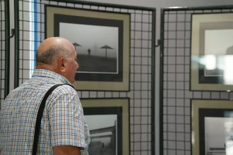 U predvorju Gradske knjižnice i čitaonice Vinkovci otvorena je izložba fotografija naslovljena "Dohvati svoje snove", uglednog vinkovačkog autora Zvonimira Tanockog