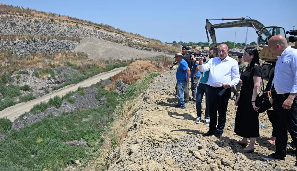 Vukovar, 26.06.2025. - Potpredsjednik Vlade i ministar hrvatskih branitelja Tomo Medved i ministrica Marija Vučković obišli su Petrovačku dolu nedaleko Vukovara, lokaciju na kojoj se nalazi ranije pronađena masovna grobnica i koja se i dalje pretražuje. foto HINA/Gordan Panić