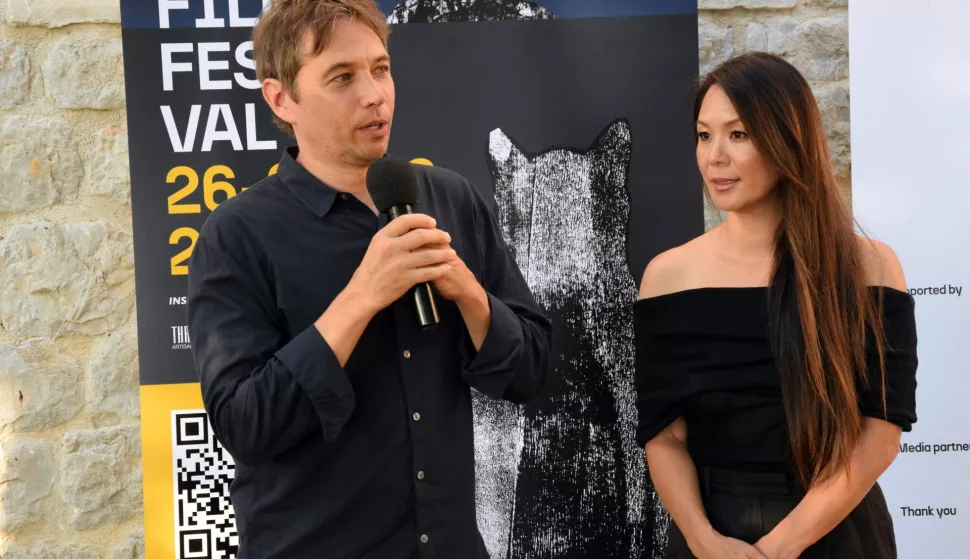 Dubrovnik, 26.06.2025. &ndash; Projekcijom filma "Anora" u vrtu Hotela Grand na otoku Lopudu kod Dubrovnika u četvrtak navečer otvoreno je peto izdanje Ponta Lopud Film Festivala. Na fotografiji Sean Baker i Samantha Quan. Foto HINA/Baldo MARUNČIĆ