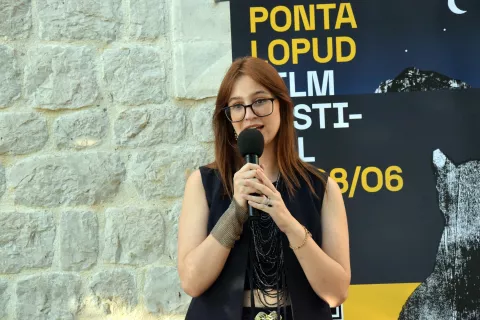 Dubrovnik, 26.06.2025. &ndash; Projekcijom filma "Anora" u vrtu Hotela Grand na otoku Lopudu kod Dubrovnika u četvrtak navečer otvoreno je peto izdanje Ponta Lopud Film Festivala. Na fotografiji Luna Brusselaers Sr&scaron;en. Foto HINA/Baldo MARUNČIĆ