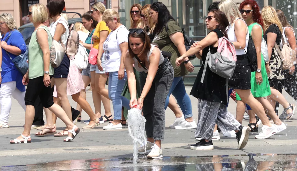 Osijek, 16. 06. 2025., Trg A. Starčevića, vrućina, vrućine, toplotni val, ljeto, ljetne vrućine, osvježenje, fontana, ljudi, slobodnjak; slobodnjaci SNIMIO BRUNO JOBST