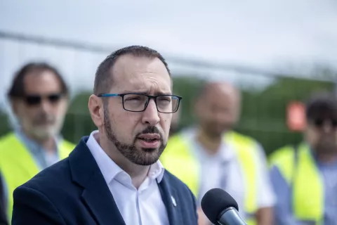 Zagreb, 17.6.2025 - Gradonačelnik Grada Zagreba Tomislav Tomašević (na slici) i zamjenici gradonačelnika Danijela Dolenec i Luka Korlaet obišli su radove na izgradnji produžetka Ulice Klin i održali redovnu konferenciju za medije. Foto Hina/ Dario GRZELJ/ dag