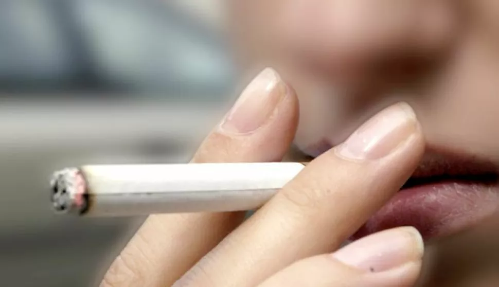 Osijek: 15.09.2006Maloljetnica pusi cigarete .....Snimio: Josip eri                 