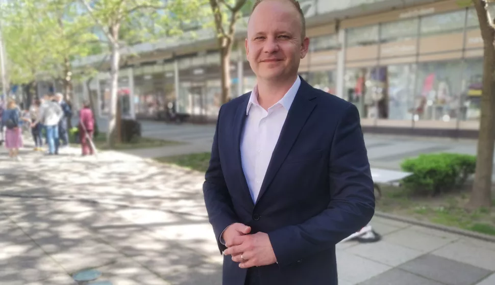 Osijek, 05. 04. 2024, Trg slobode, predsavljanje koalicije Rijeke pravde... Misel Jaksic, za intervju.snimio GOJKO MITIĆ