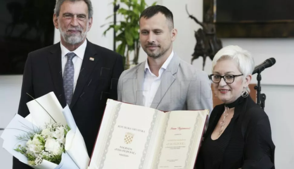 ROKOVCI-ANDRIJAŠEVCIMeđu ovogodišnjim je dobitnicima godišnje Nagrade "Ivan Filipović" i Ivan Dejanović, u području osnovnoškolskog odgoja i obrazovanja. Od 2016. godine učitelj je tehničke kulture i informatike u OŠ Ivane Brlić–Mažuranić Rokovci–Andrijaševci, a dobitnik je i Nagrade "Faust Vrančić".2025.