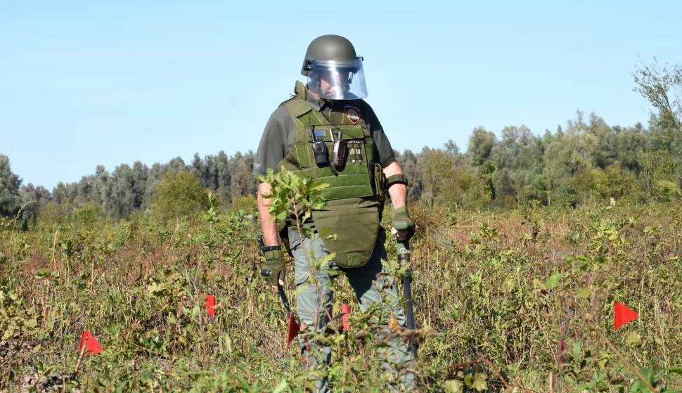 OSIJEK- 01.10.2019., Stara drava, Naturavita- razminiravanje, obnova i zastita suma, tehničar demonstrira razminiravanje.Foto: Andrea Ilakovac