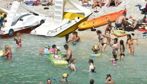 04.08.2017., Pula - Turisti na plazama uzivaju u kupanju i suncanju, i tako lakse podnose svakodnevne visoke temperature.Photo: Dusko Marusic/PIXSELL------četiri stupca novosti