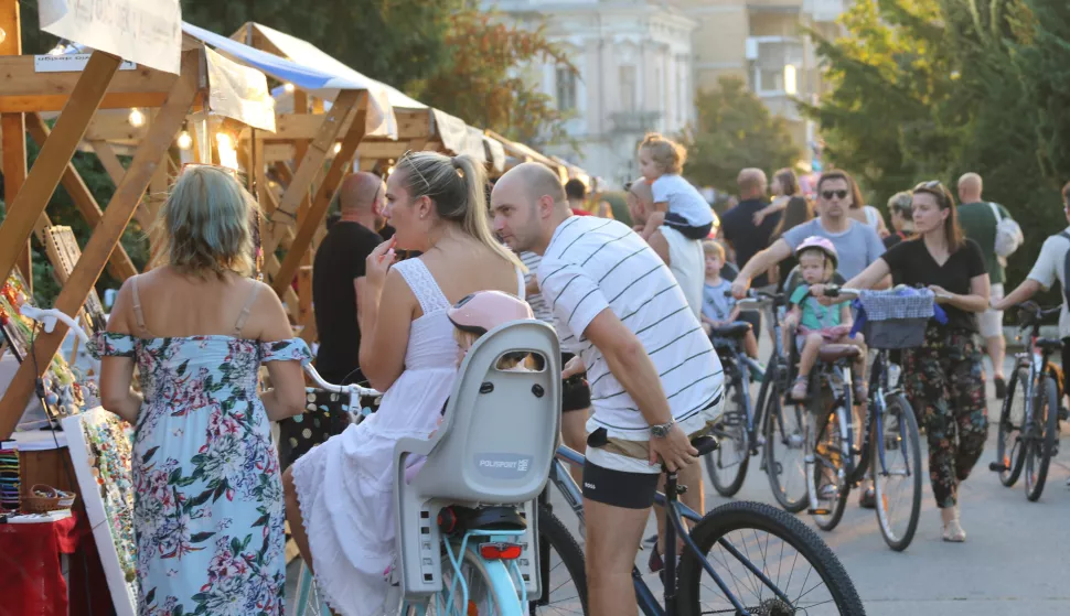 Osijek, 31. 08.2024, Zadnja ovogodišnja Osječka ljetna noć, OLJN. Promenada, Trg Ante Starčevića i paljenje rasvijet na pješačkom mosut.snimio GOJJKO MITIĆ