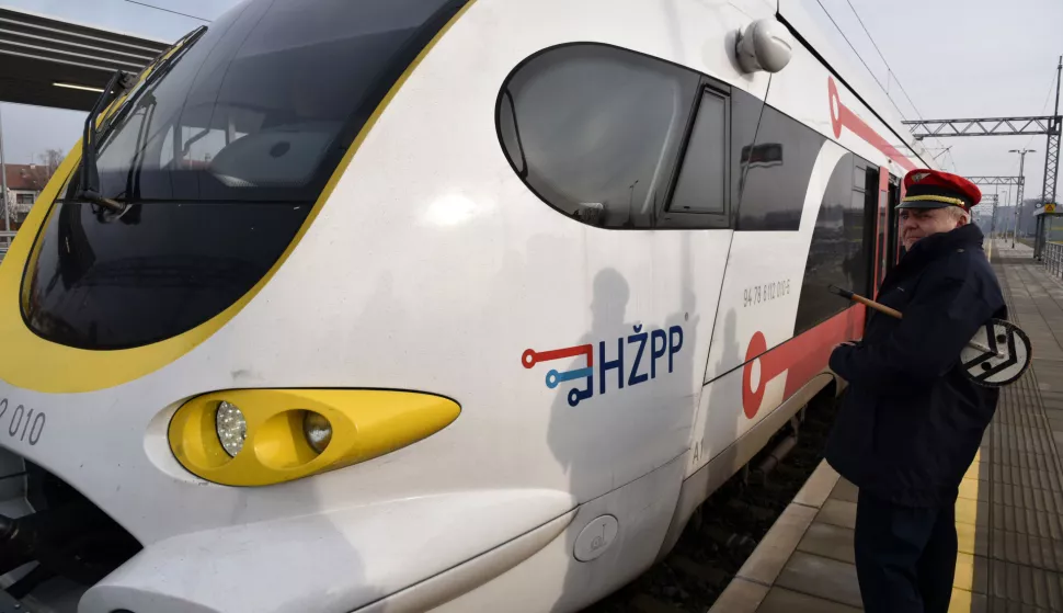 Vukovar, 18.12.2024. - Potpredsjednik Vlade i ministar mora, prometa i infrastrukture Oleg Butković boravio je u Vukovaru gdje je obišao željeznički kolodvor Vukovar - Borovo Naselje u povodu završetka projekta "Nadogradnja i elektrifikacija željezničke pruge Vinkovci - Vukovar". Na fotografiji vlak.foto HINA/ Gordan PANIĆ/ gp