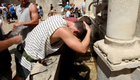 04.08.2017., Dubrovnik - Toplinski val koji je zahvatio Hrvatsku traje i dalje, velike vrucine, sparina te temperatura zraka od 35 stupnjeva stvara probleme u svakodnevnom zivotu. Turisti i dubrovcani pokusavaju se rashladiti na fontani. Photo: Zeljko Lukunic/PIXSELL------GN DVA STUPCA COLOR SPORT