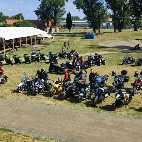 Motosusreti kod katakombi