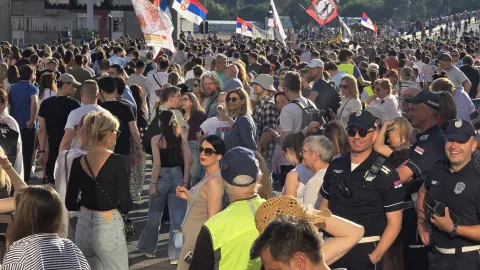 Beograd, 01.06.2025 - Zahtjevom za raspisivanje prijevremenih izbora u nedjelju navečer okončani su studentski prosvjedi u više od 30 gradova diljem Srbije, u povodu obilježavanja sedam mjeseci od smrti 16 ljudi u padu nadstrešnice na novosadskom željezničkom kolodvoru, za koju traže odgovornost vlasti.foto HINA/ FoNet_ Marko Dragoslavić/ ds