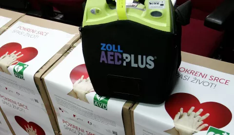 Zagreb, 30.10.2013 - Ministar zdravlja Rajko Ostoji? uru?io je danas Dr?avnoj upravi za za?titu i spa?avanje (DUZS) 31 automatski vanjski defibrilator (AVD), aparate koji omogu?avaju o?ivljavanje srca kod iznenadnog zastoja sr?anog rada.foto FaH/ Lana SLIVAR DOMINI?/ lsd