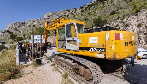 Zadvarje, 02.06.2023. - Tijekom jutra dolaskom bagera uz pratnju policije započelo je rušenje sedam bespravno izgrađenih objekata u uvali Vruja kod Piska. Aktivisti su ih dočekali uz šampanjac i limenu glazbu.foto HINA/ Miroslav LELAS/ lm