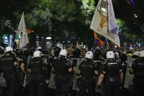Beograd, 28.6.2025.- Vi?e prosvjednika i policajaca ozlije?eno je u subotu u nave?er nakon ?to je policija intervenirala poslije slu?benog zavr?etka masovnog studentskog prosvjeda u sredi?tu Beograda s kojeg je ponovljen zahtjev za raspisivanje prijevremenih izbora. foto HINA/ TANJUG/ MARKO ?OKOVI?/ ua