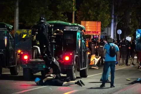 Beograd, 28.6.2025.- Vi?e prosvjednika i policajaca ozlije?eno je u subotu u nave?er nakon ?to je policija intervenirala poslije slu?benog zavr?etka masovnog studentskog prosvjeda u sredi?tu Beograda s kojeg je ponovljen zahtjev za raspisivanje prijevremenih izbora. foto HINA/ TANJUG/ VLADIMIR ?POR?I?/ ua