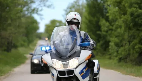 Policajci zaustavili moped na kojem je 18-godišnjak prevozio dvije osobe u dobi od 4 i 15 godina, motociklist, policija, ilustracija